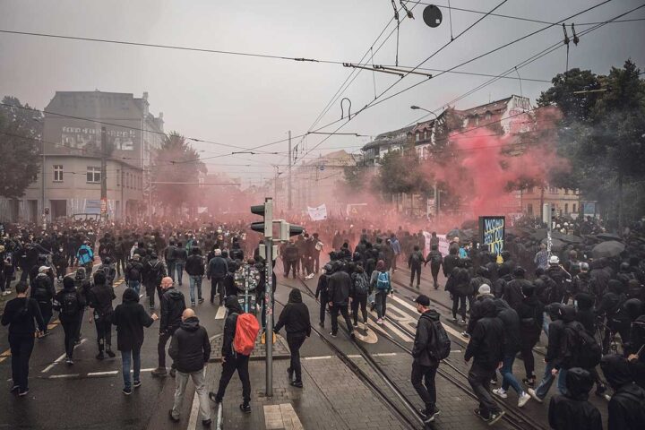 Bald fällt das Urteil gegen Lina E., dann sind die Straßen wieder voll. Solidaritätsdemo »Wir sind alle Antifaschist:innen« im September 2021 in Leipzig-Connewitz
